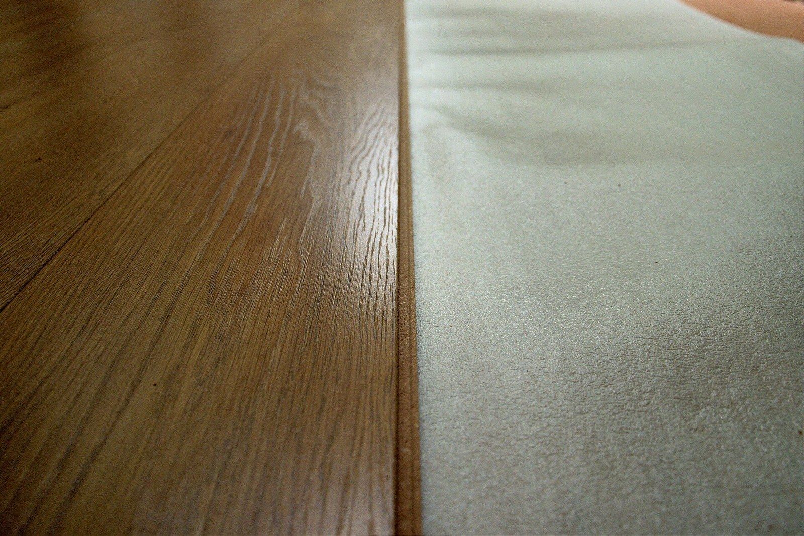 Primo piano di listoni in laminato effetto legno incastrati sul materassino