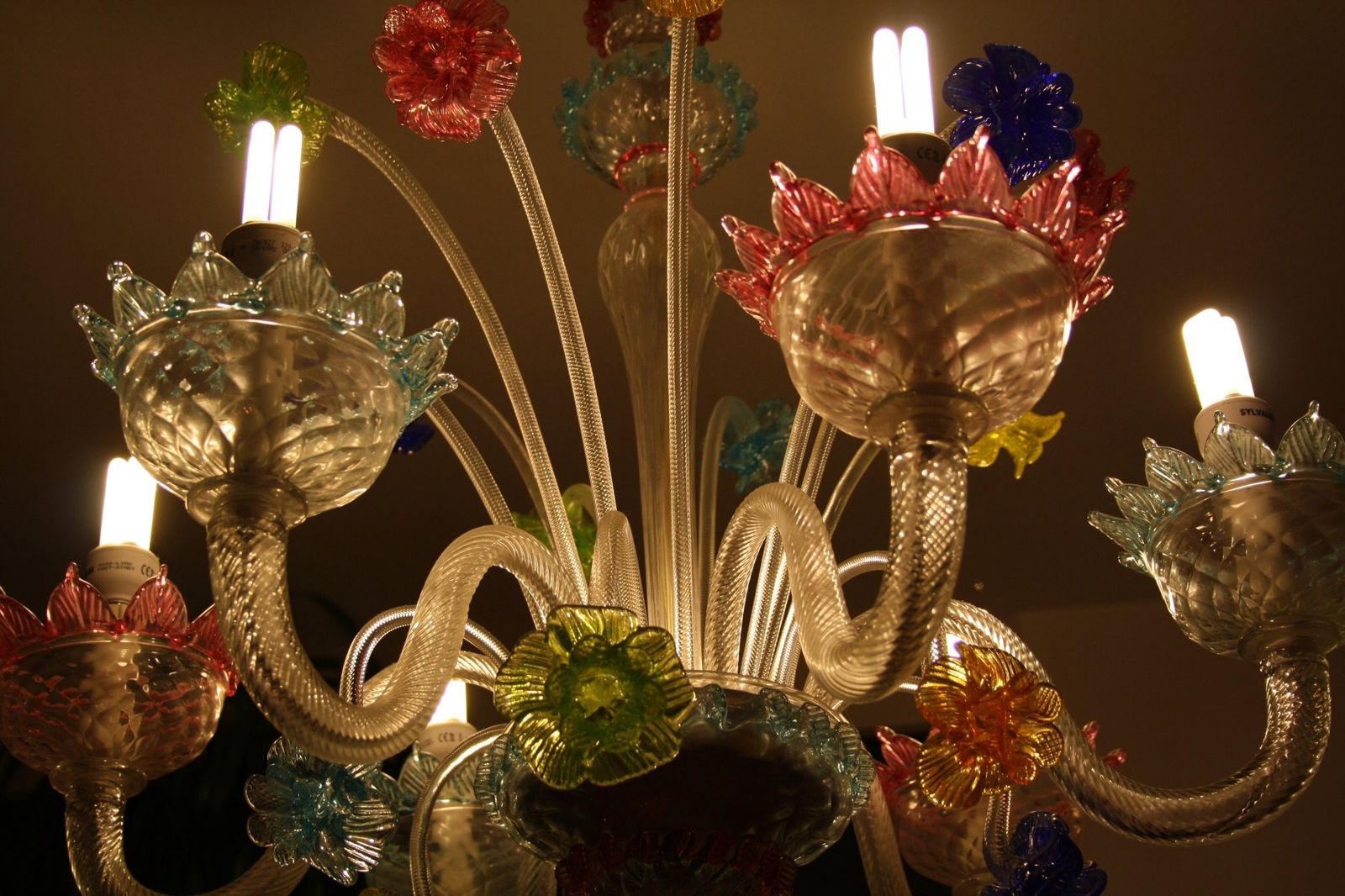 Kronleuchter aus Muranoglas mit klaren Glasarmen und bunten Glasblüten