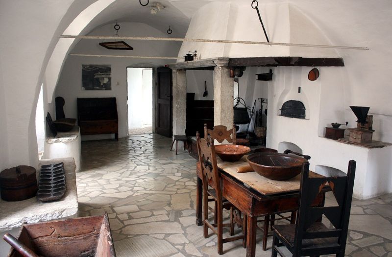 Traditionele Istrische keuken met stenen vloer, haard en gewelfd plafond in het kasteelmuseum van Pazin