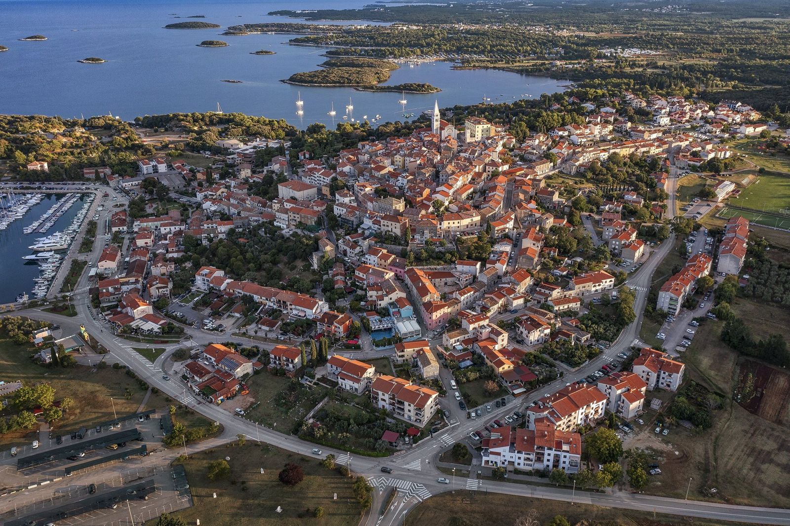 Veduta aerea di Orsera (Vrsar) in Istria all'alba, con il centro storico, le case più recenti intorno e le isole al largo